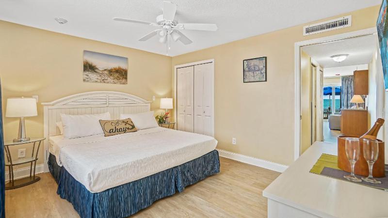 King Suite with Sofa Bed - Ocean Front image 1