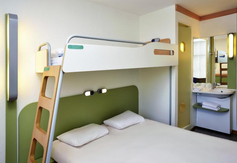 Standard Triple Room image 2