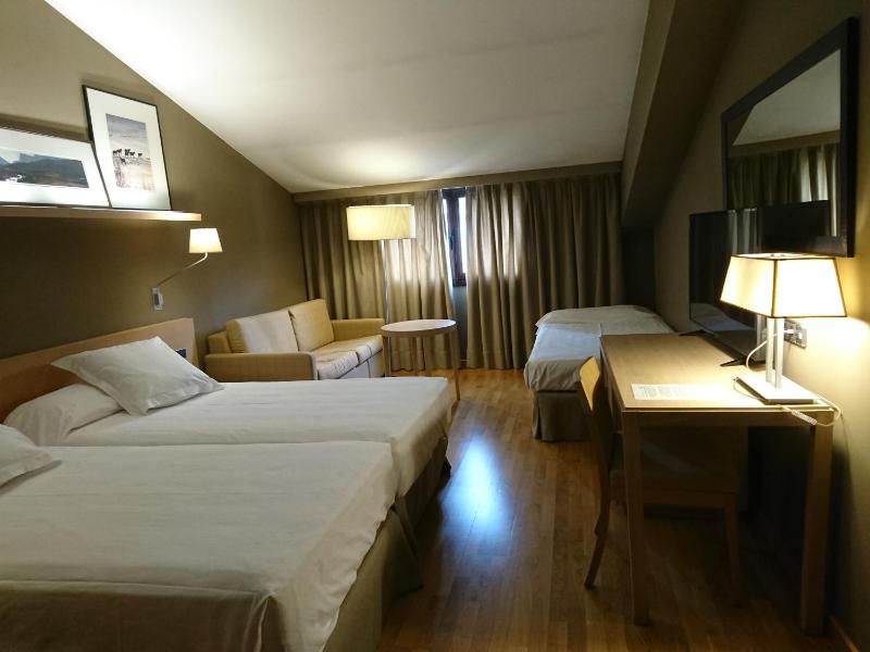 Standard Triple Room image 2