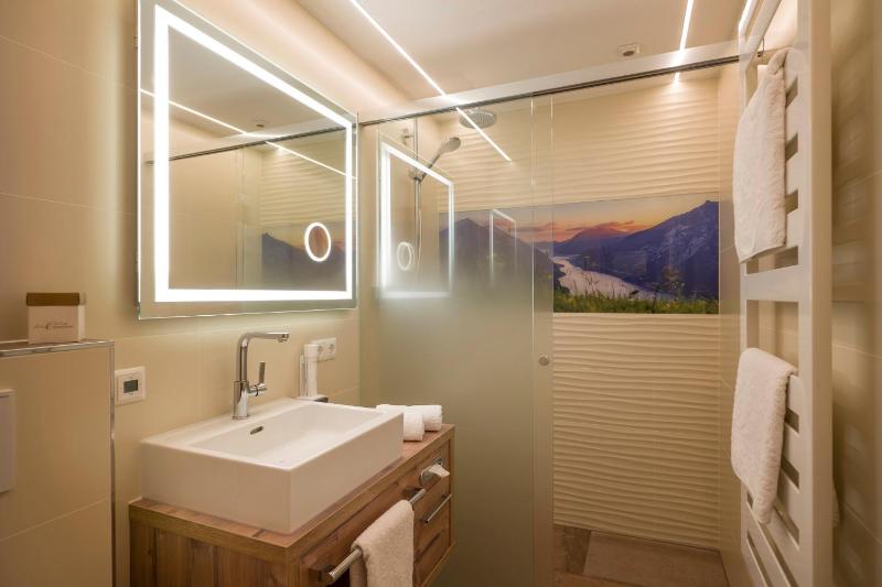Double Room with Balcony image 2