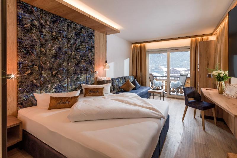 Deluxe Double Room image 1