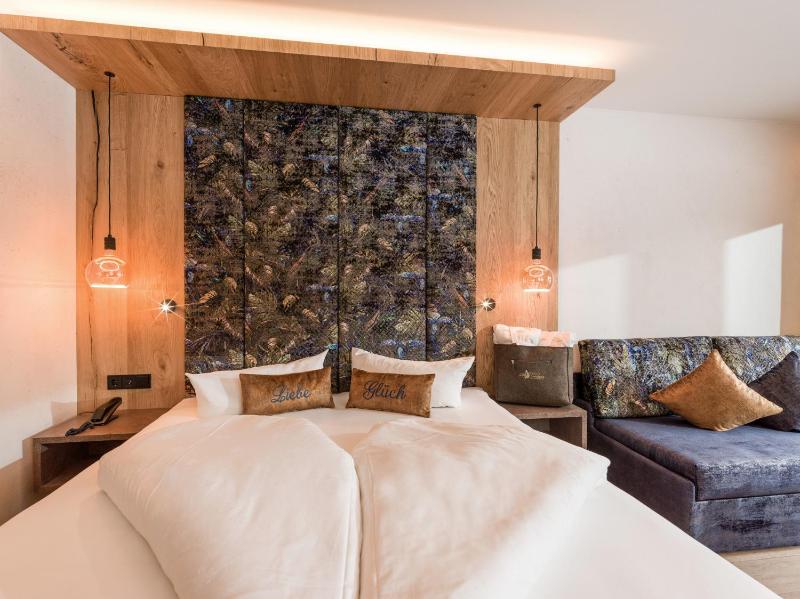 Deluxe Double Room image 2