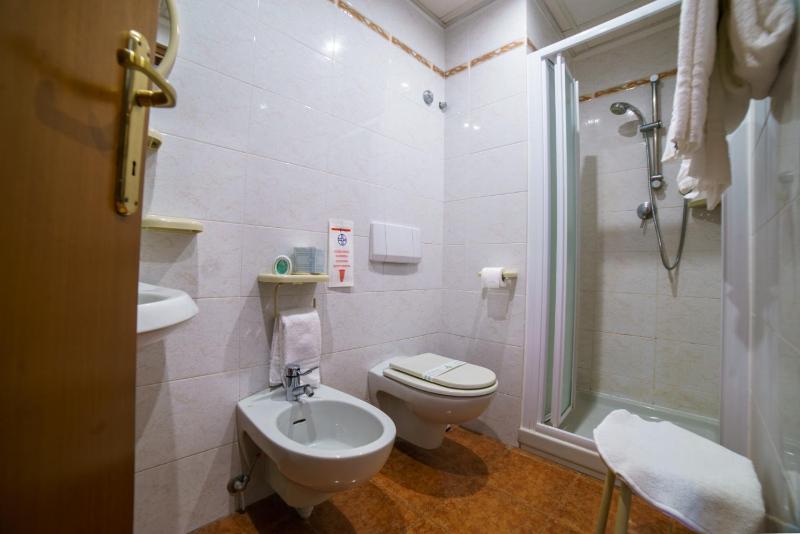 Deluxe Double or Twin Room with River View image 3