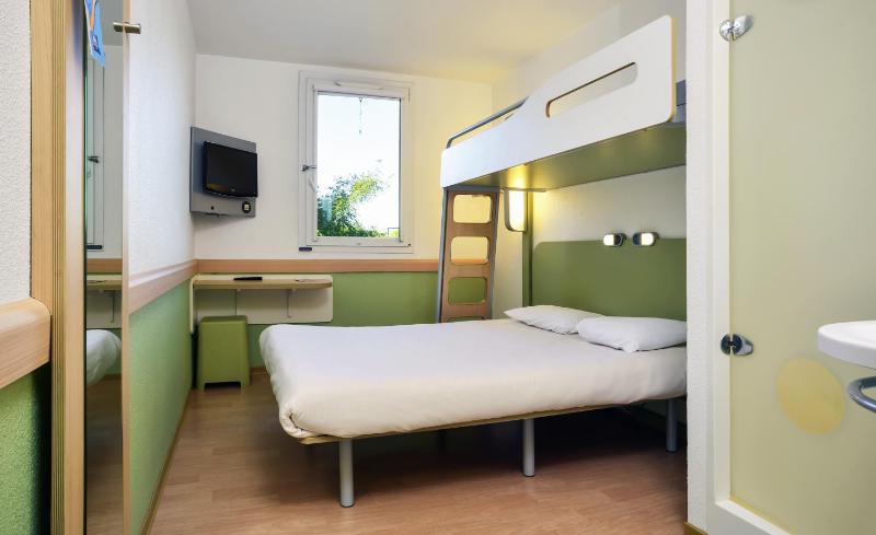 Triple Room with One Double Bed and One Bunk Bed image 2