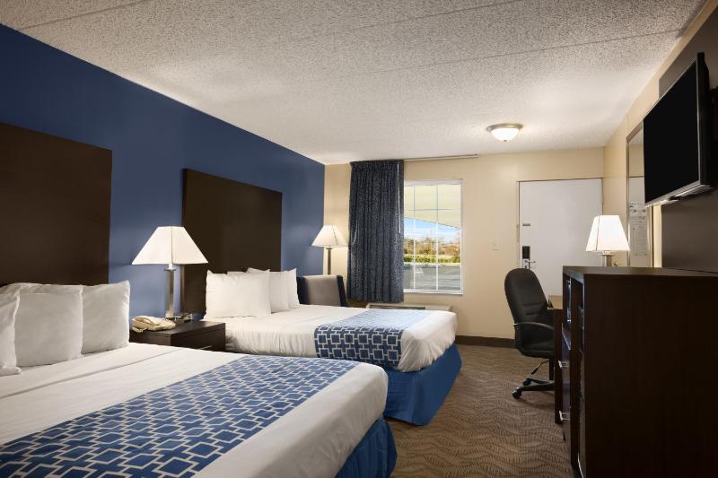 Queen Room with Two Queen Beds - Non-Smoking image 4