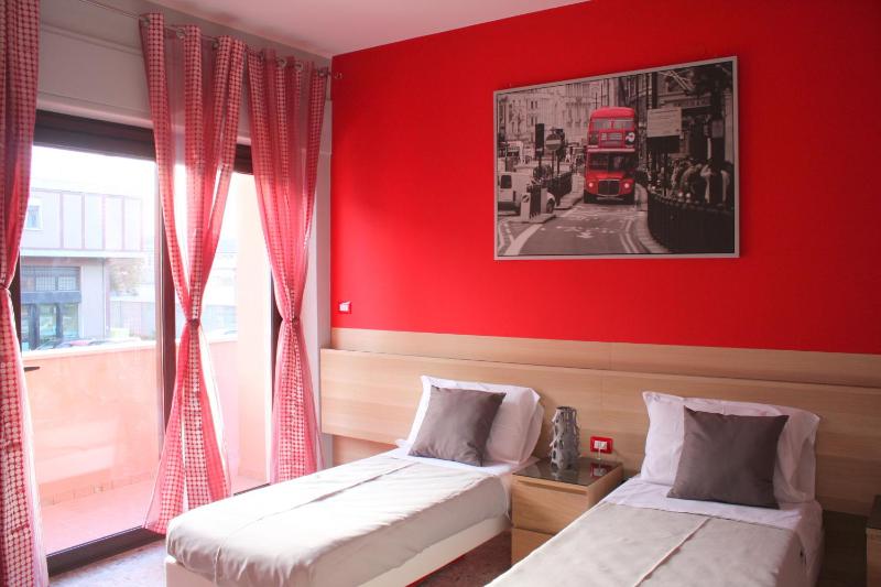 Twin Room with Private Bathroom image 3
