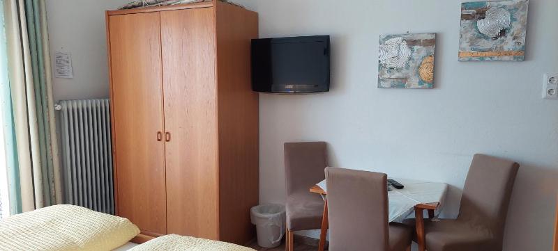 Quadruple Room with Private Bathroom image 2