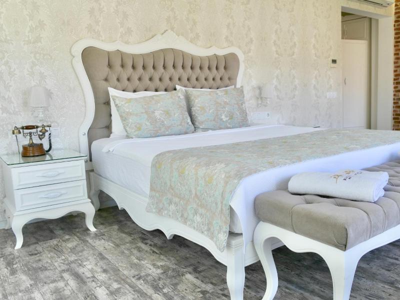 Executive Suite with Garden View image 1