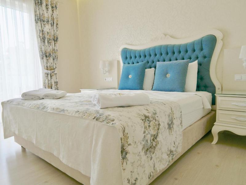 Deluxe King Room image 3
