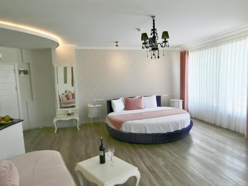 Double Room with Spa Bath image 3