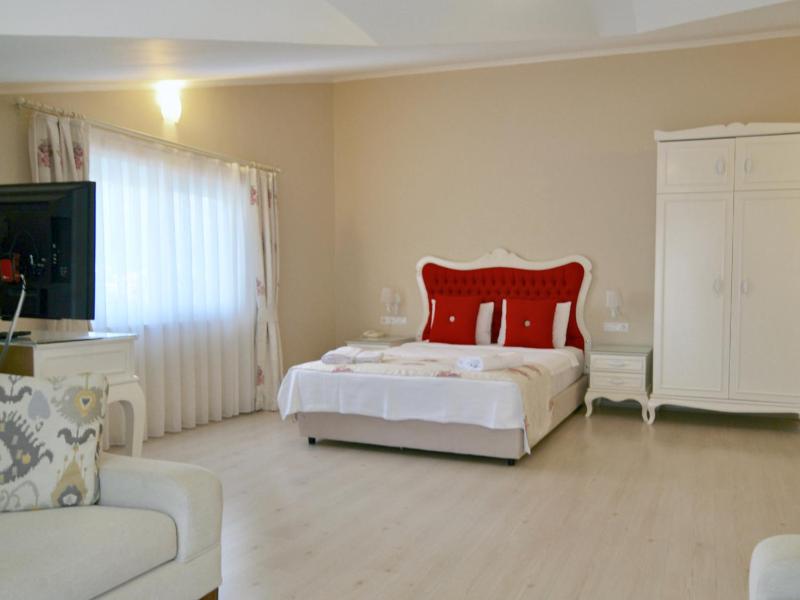 Family Room image 2