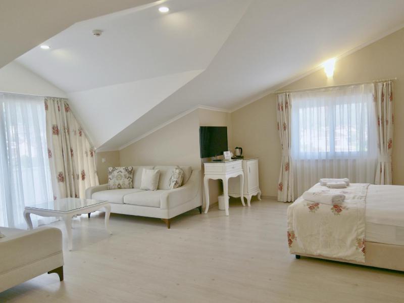 Family Room image 3