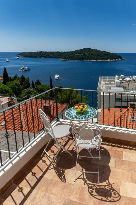 One-Bedroom Apartment with Balcony and Sea View image 1