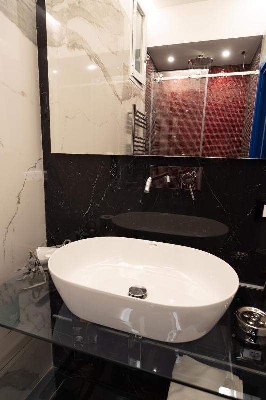 Queen Room with Spa Bath image 3