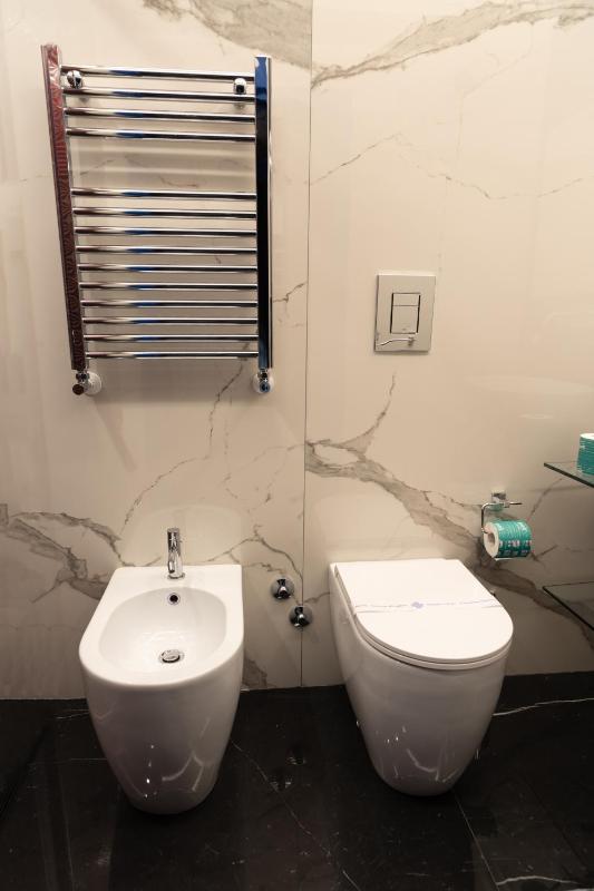 Queen Room with Spa Bath image 2