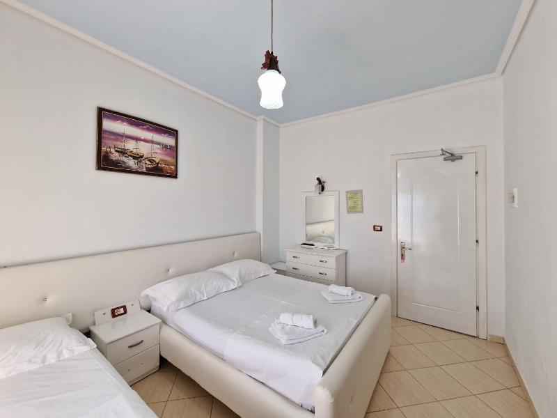 Standard Triple Room with Sea View image 1