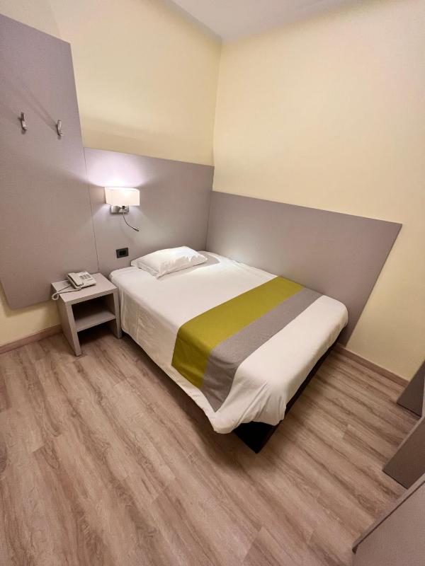 Small Double Room image 2