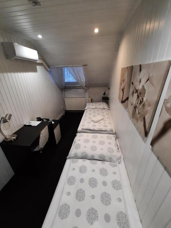 Twin Room with Bathroom image 1