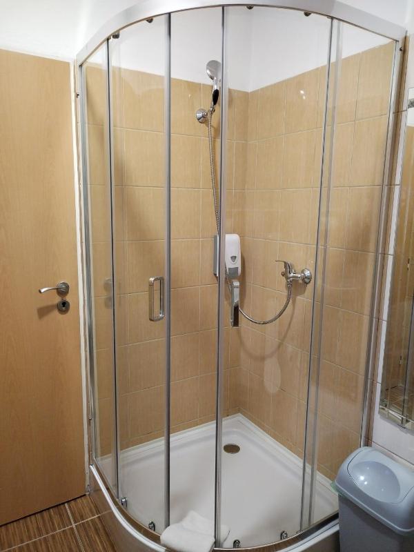 Twin Room with Bathroom image 4