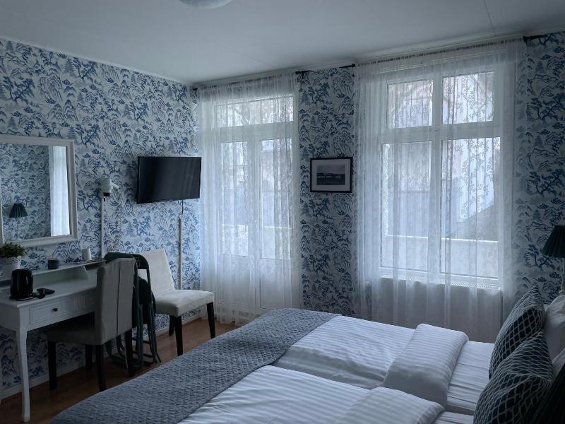 Twin Room image 4