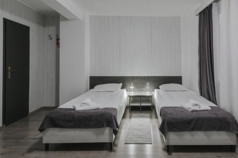 Twin Room image 4