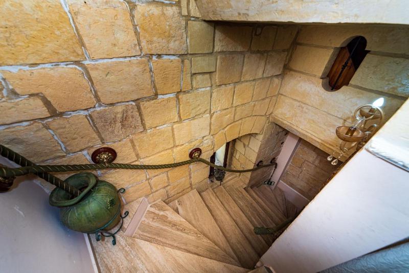 Valletta Traditional Townhouse - image 11