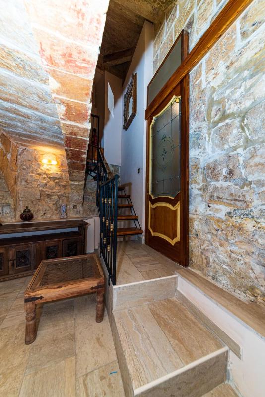 Valletta Traditional Townhouse - image 8