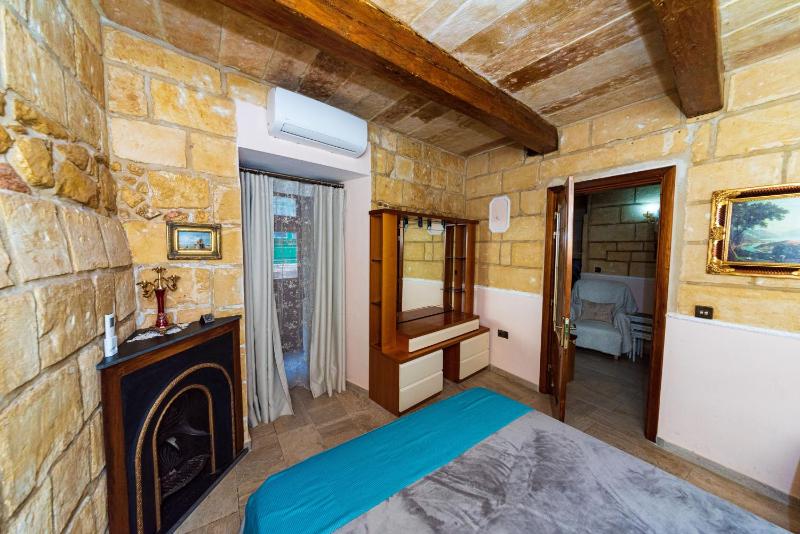 Valletta Traditional Townhouse - image 15