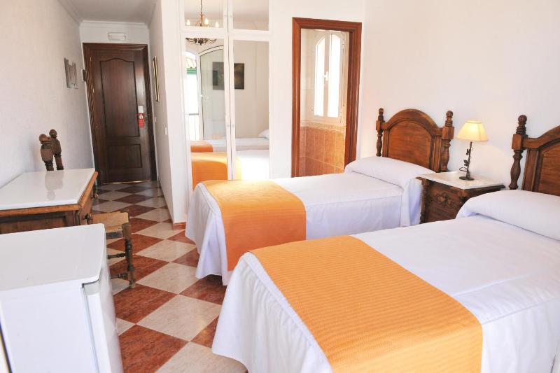 Twin Room image 4