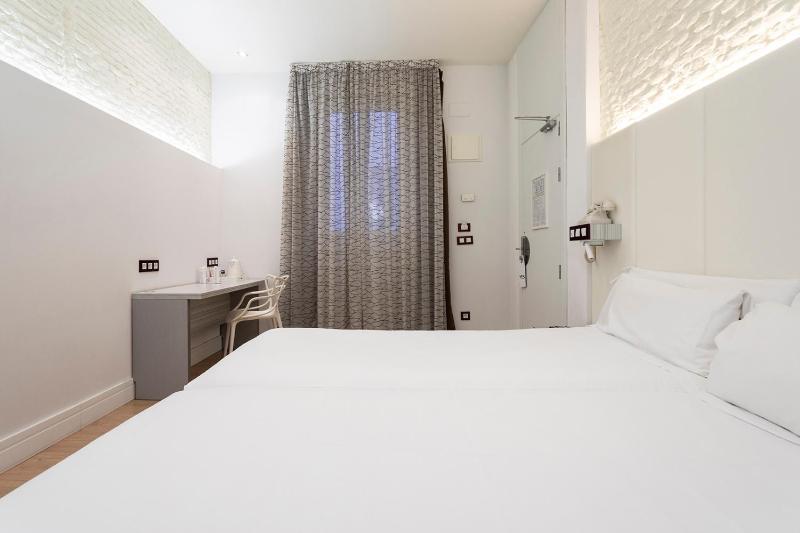 Double or Twin Room image 4