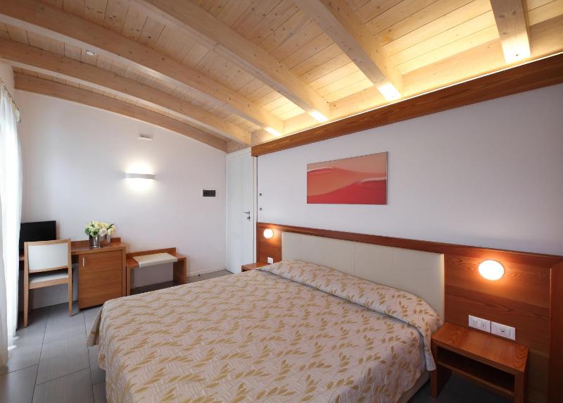 Standard Double or Twin Room image 4