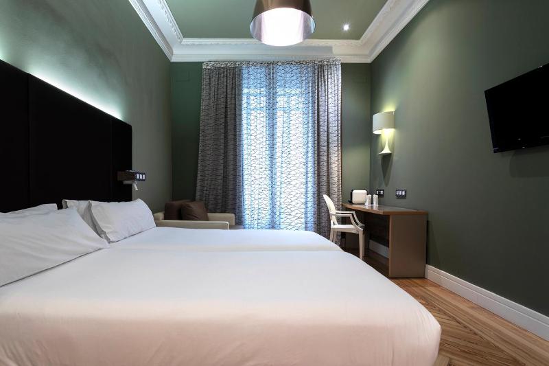 Double or Twin Room with City View image 4