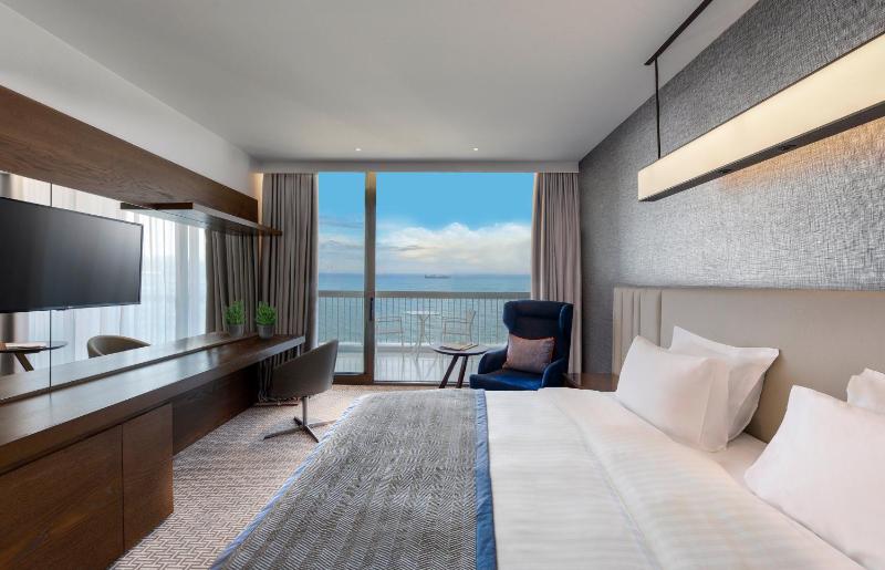 Premium Room with Sea View image 4