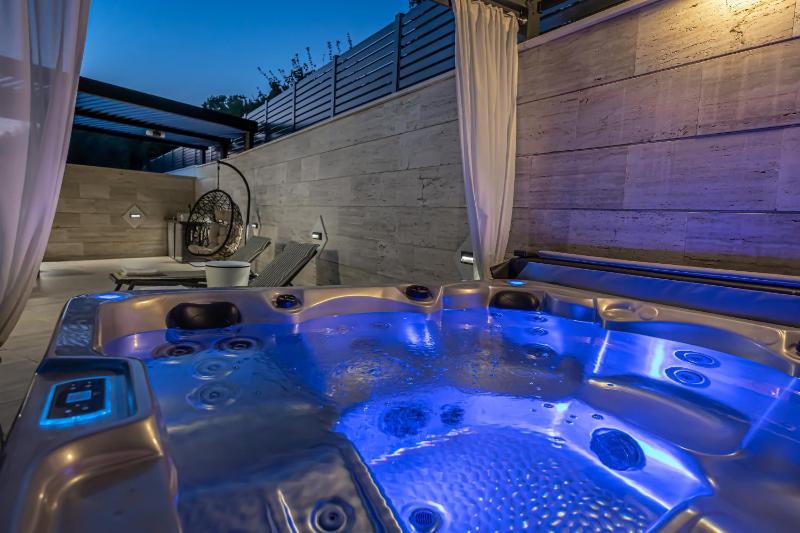 Villa Marassi with Heated Pool Hot Tub and Sauna - image 39