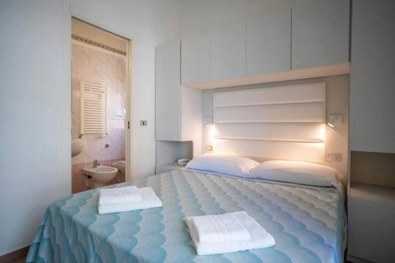 Double Room with Sea View image 4