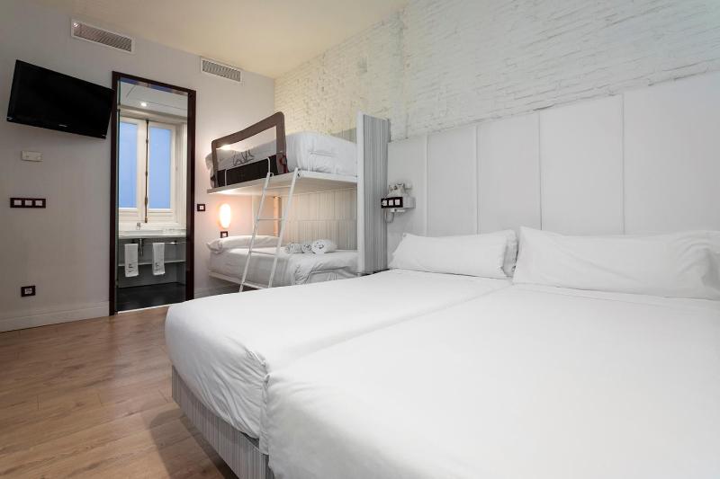 Sextuple Room image 4