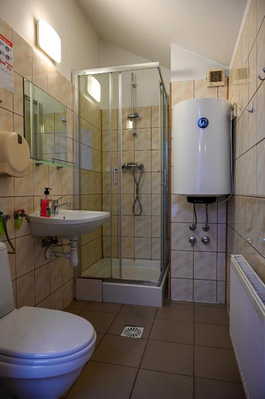 Twin Room with Private Bathroom image 3