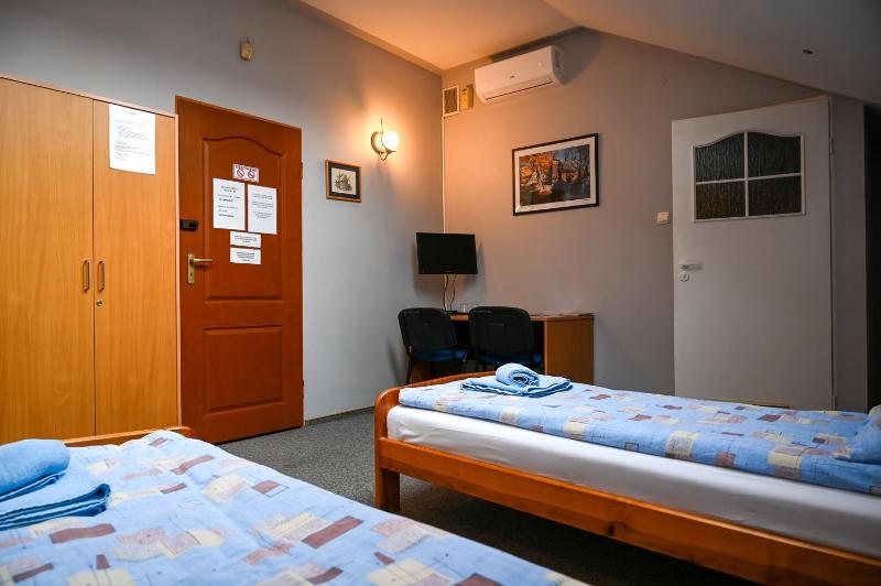 Twin Room with Private Bathroom image 1
