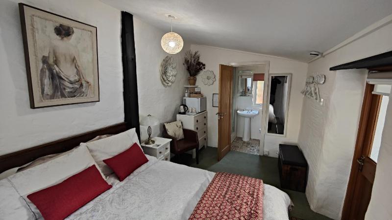 Double Room with Private Bathroom image 4