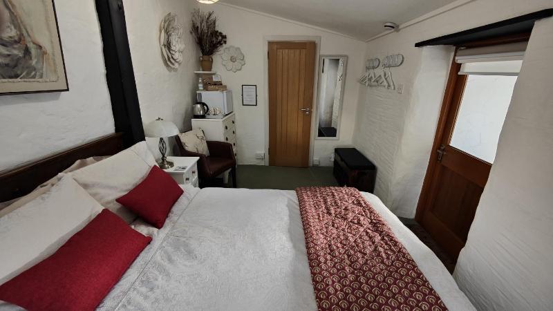 Double Room with Private Bathroom image 2