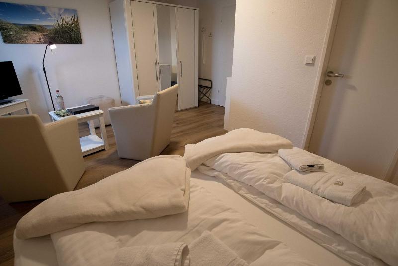 Double Room with Garden View image 4