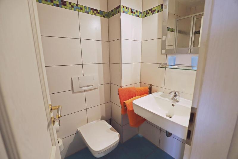 Twin Room image 4