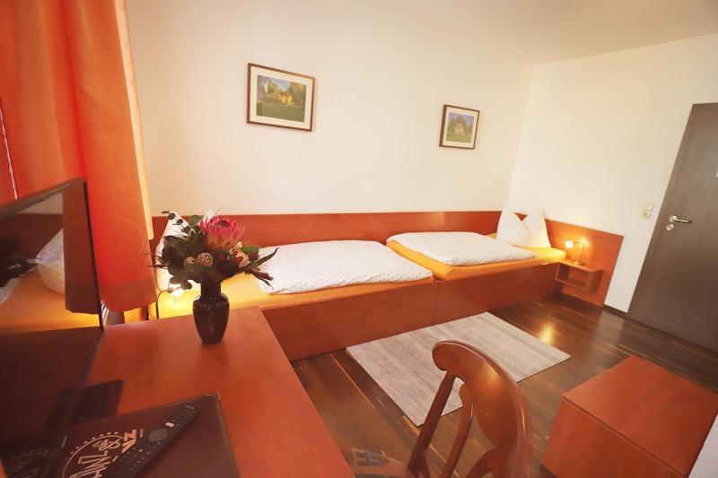 Twin Room image 2