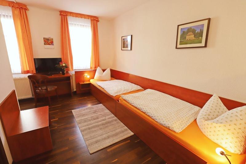Twin Room image 3