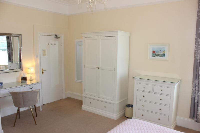 King Room with Garden View image 2
