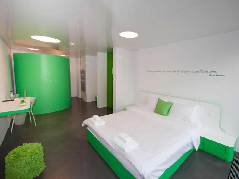 Standard Double Room image 3