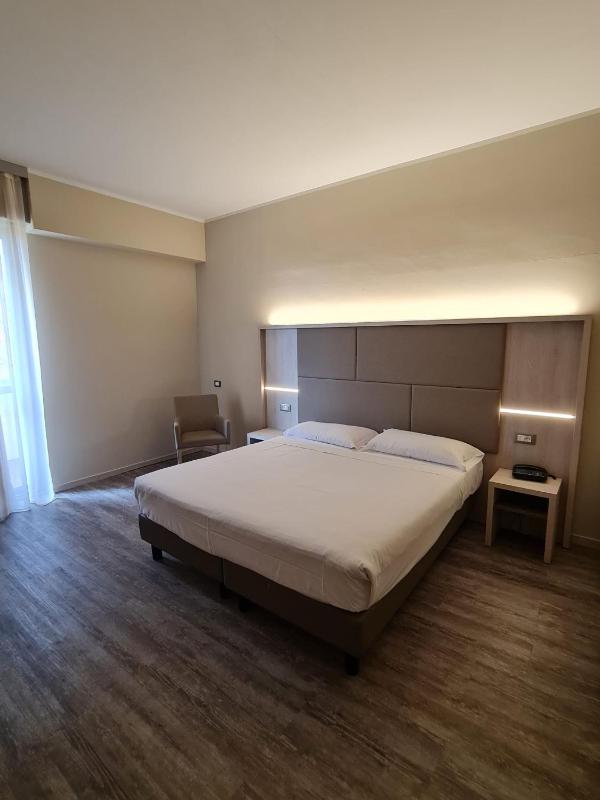 Economy Twin Room image 3