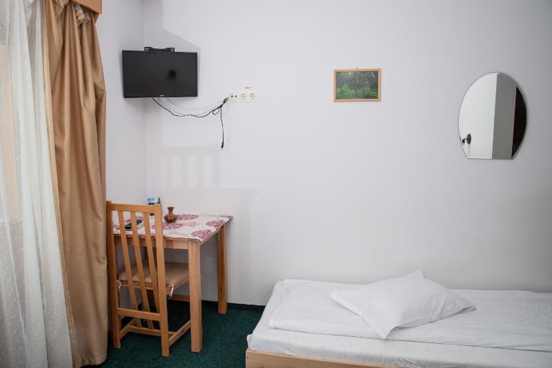 Triple Room with Balcony image 4