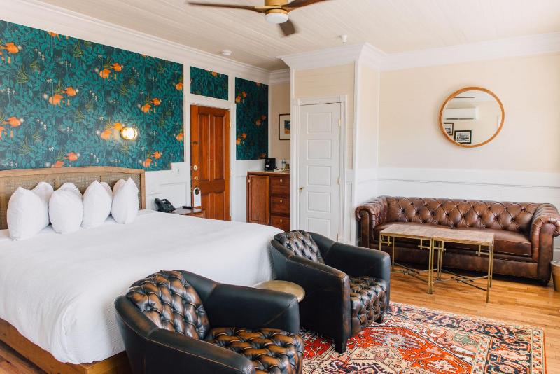 Deluxe King Room image 3