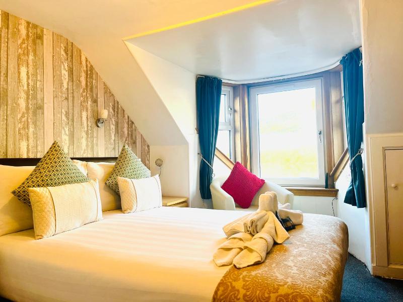 Double Room with Lake View image 3